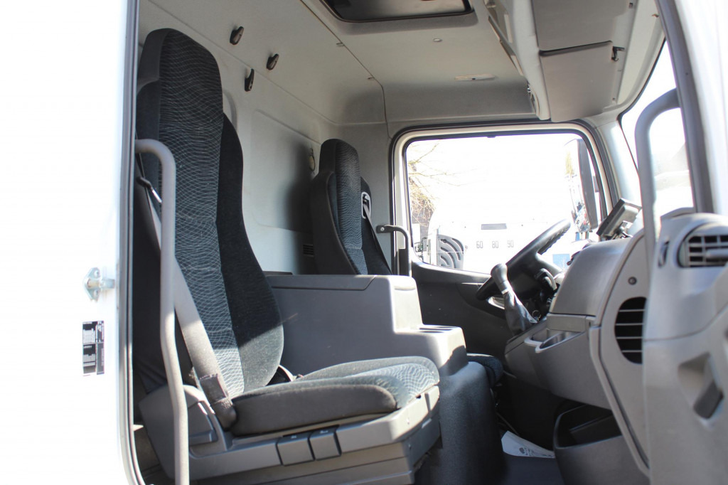 Interior photo 1: Mercedes-Benz Atego 1321 E6  Koffer Klima Kamera Schalter LBW on lease Mercedes-Benz Atego 1321 E6  Koffer Klima Kamera Schalter LBW