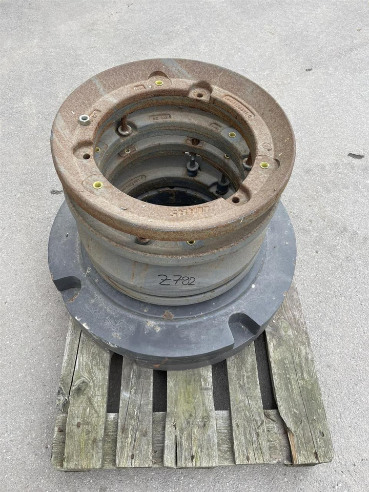 CLAAS Radgewichte 1109052, Claasnummer: 1125681.0 - Attachment: picture 1 CLAAS Radgewichte 1109052, Claasnummer: 1125681.0 - Attachment: picture 1