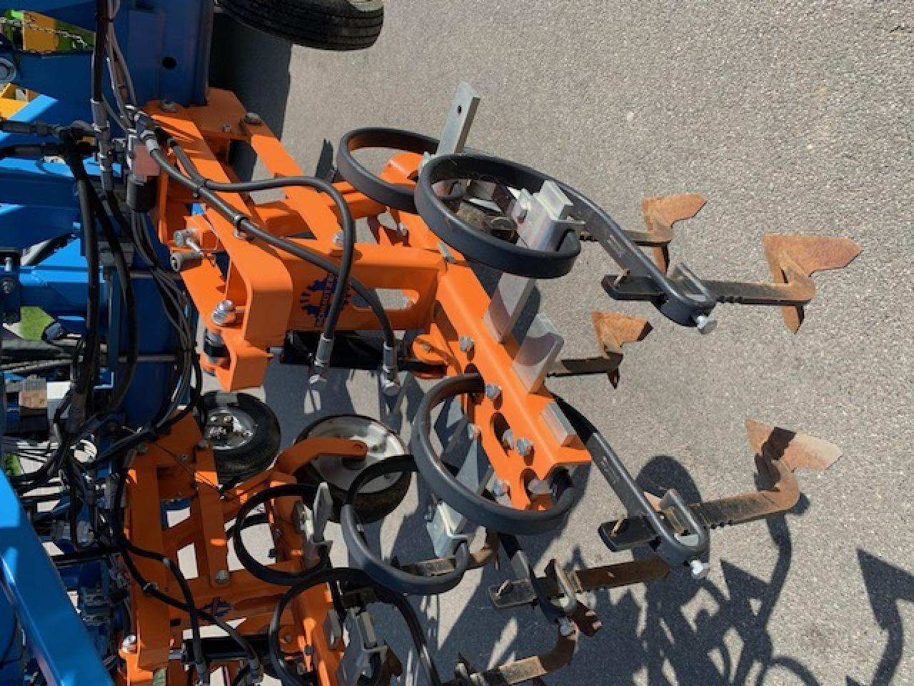 Schmotzer 8-reihiges Hackgerät, 75 cm Abstand, mit Verschieberahmen, mit Section Controll, Baujahr 2019 - Soil tillage equipment: picture 4 Schmotzer 8-reihiges Hackgerät, 75 cm Abstand, mit Verschieberahmen, mit Section Controll, Baujahr 2019 - Soil tillage equipment: picture 4