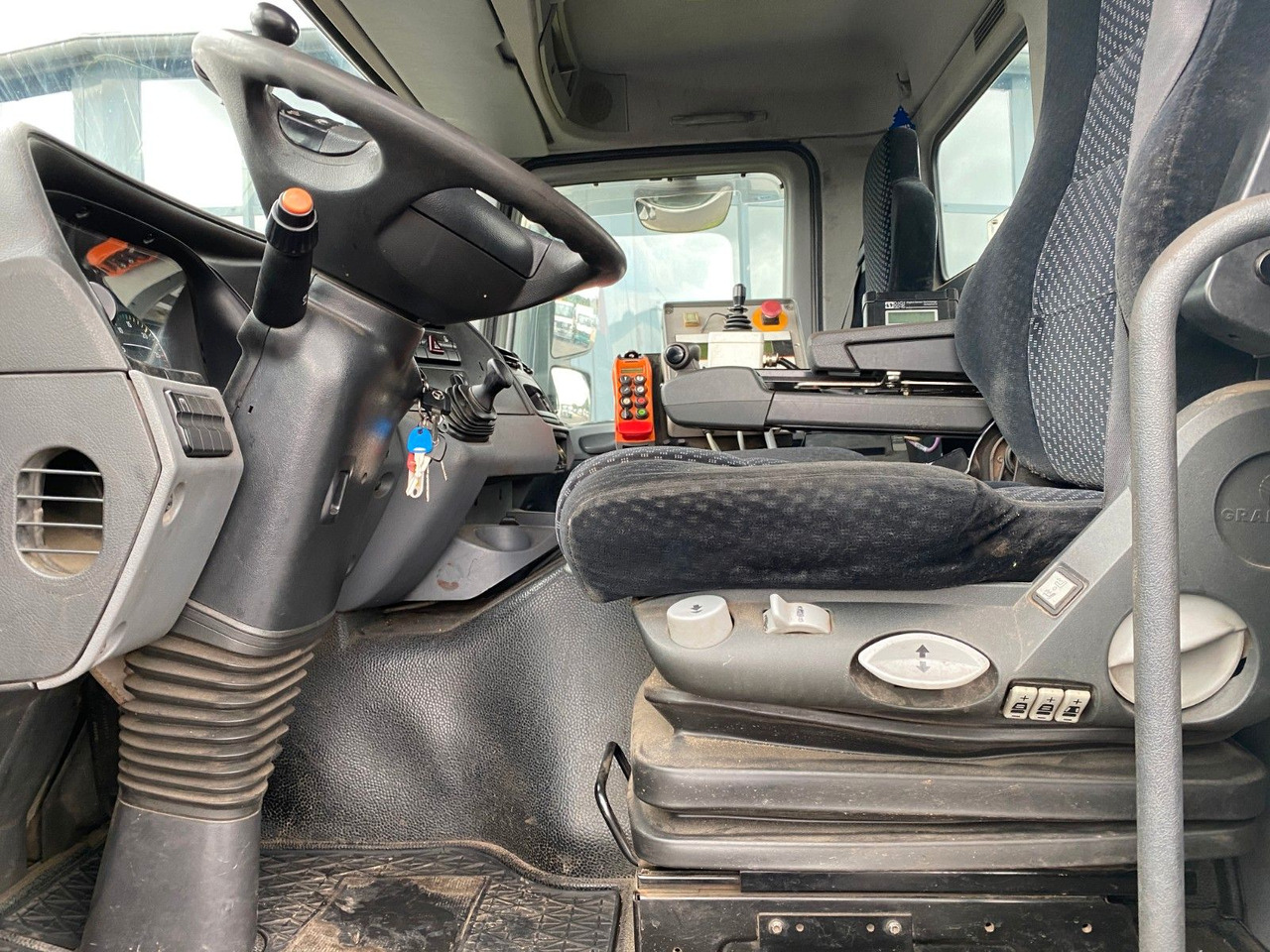 Mercedes-Benz Actros 2532 MP3 6x2 Hydraulik, 10 x am Lager Mercedes-Benz Actros 2532 MP3 6x2 Hydraulik, 10 x am Lager - Cab chassis truck: picture 2 Mercedes-Benz Actros 2532 MP3 6x2 Hydraulik, 10 x am Lager Mercedes-Benz Actros 2532 MP3 6x2 Hydraulik, 10 x am Lager - Cab chassis truck: picture 2