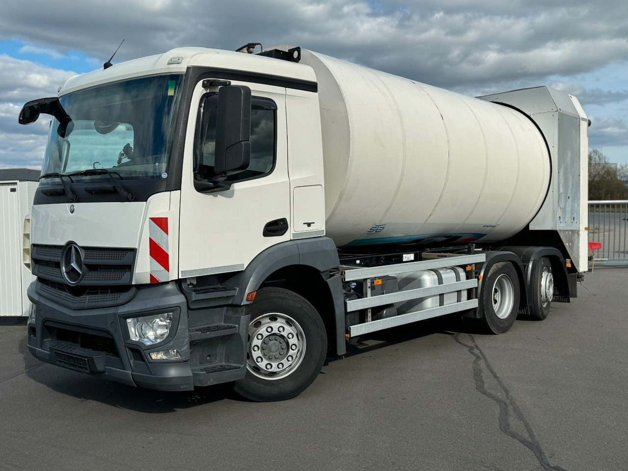 Mercedes-Benz Antos 2533 6x2 Faun Rotopress 520 + Delta Lifter Mercedes-Benz Antos 2533 6x2 Faun Rotopress 520 + Delta Lifter - Garbage truck: picture 1 Mercedes-Benz Antos 2533 6x2 Faun Rotopress 520 + Delta Lifter Mercedes-Benz Antos 2533 6x2 Faun Rotopress 520 + Delta Lifter - Garbage truck: picture 1