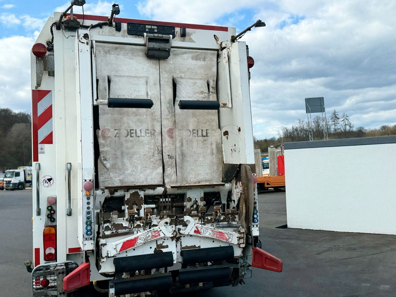 Mercedes-Benz Antos 2533 6x2 Faun Rotopress 520 + Delta Lifter Mercedes-Benz Antos 2533 6x2 Faun Rotopress 520 + Delta Lifter - Garbage truck: picture 4 Mercedes-Benz Antos 2533 6x2 Faun Rotopress 520 + Delta Lifter Mercedes-Benz Antos 2533 6x2 Faun Rotopress 520 + Delta Lifter - Garbage truck: picture 4