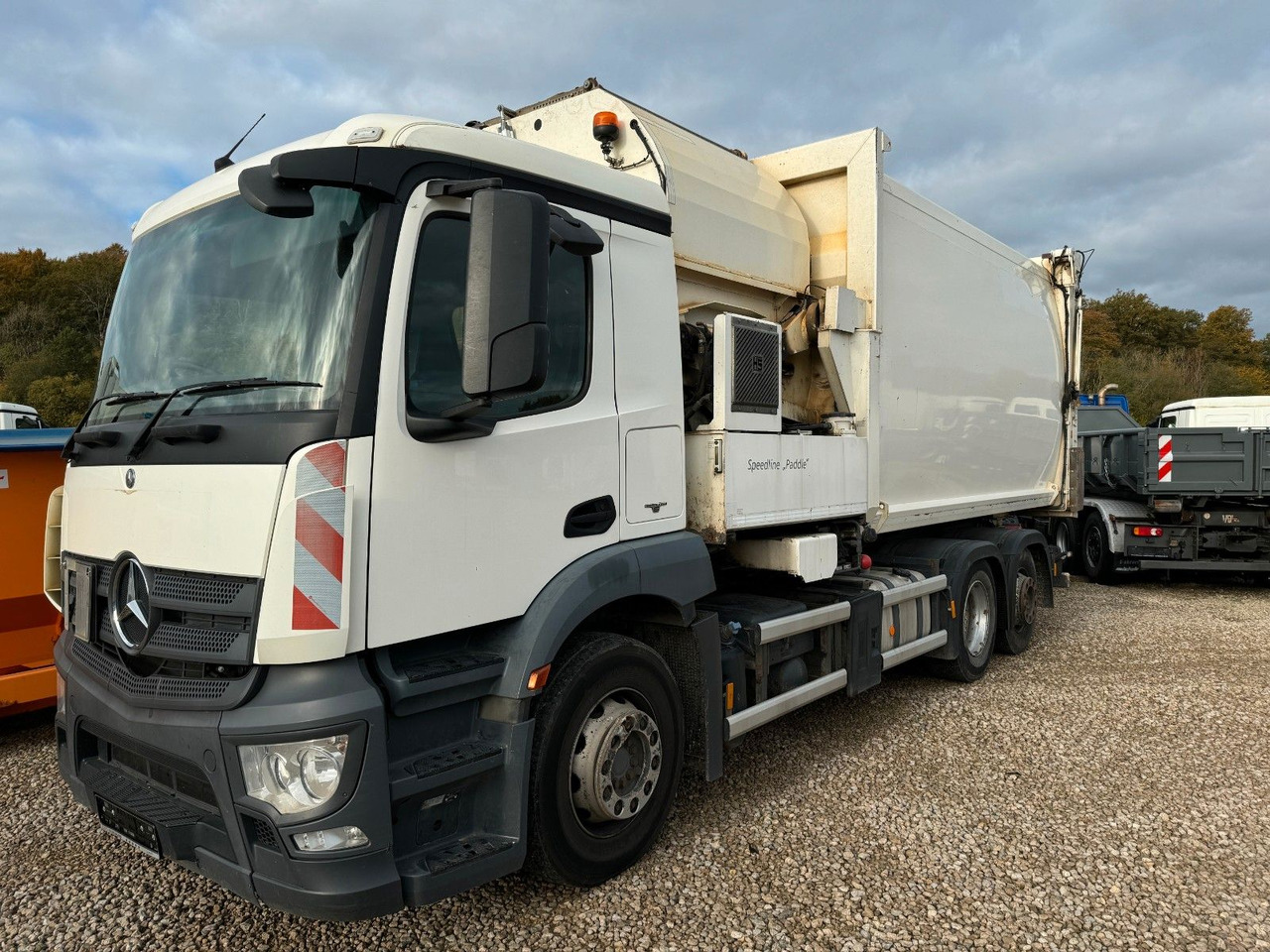 Mercedes-Benz Antos 2533 6x2 Seitenlader Euro 6 Mercedes-Benz Antos 2533 6x2 Seitenlader Euro 6 - Garbage truck: picture 1 Mercedes-Benz Antos 2533 6x2 Seitenlader Euro 6 Mercedes-Benz Antos 2533 6x2 Seitenlader Euro 6 - Garbage truck: picture 1