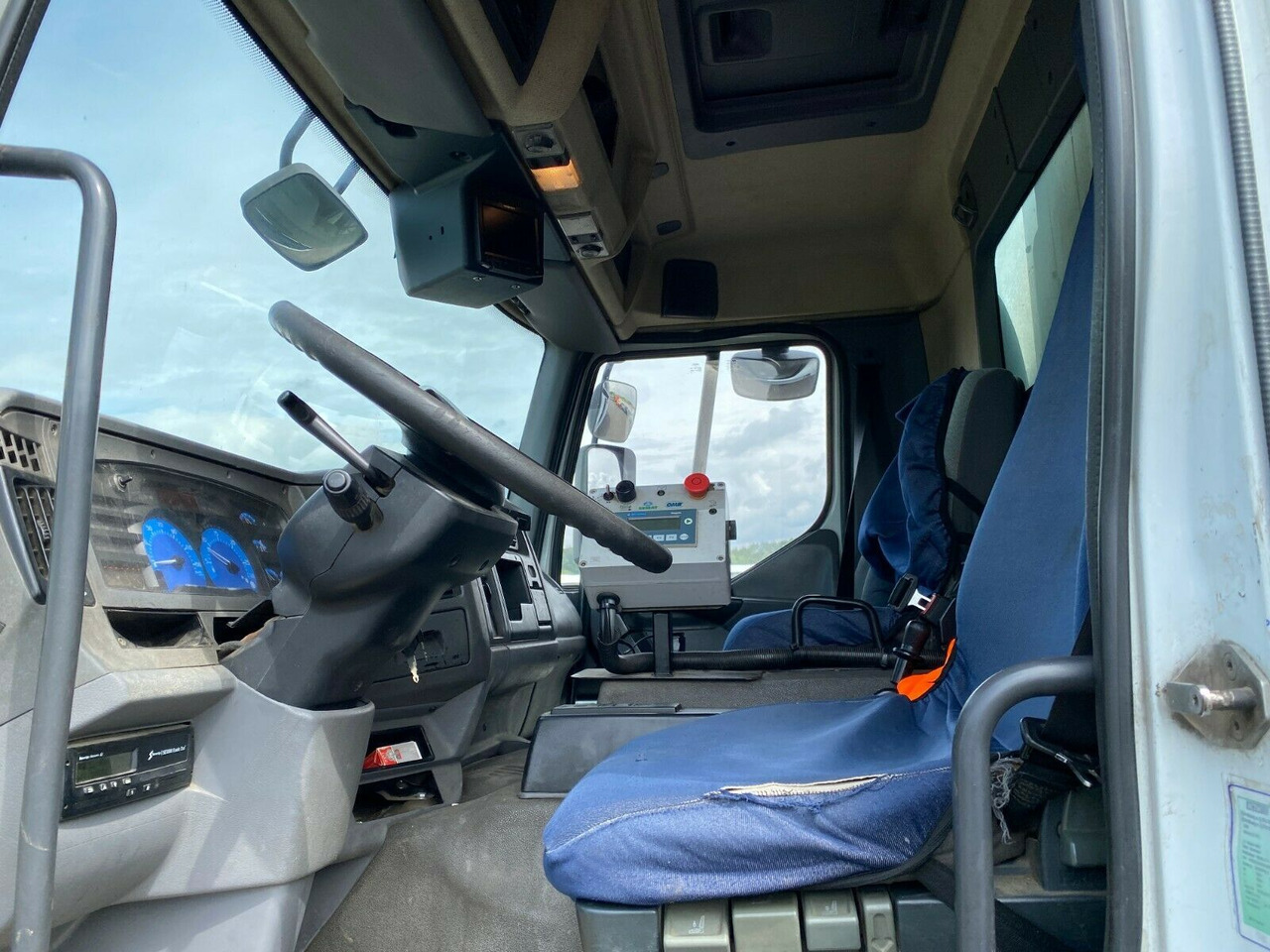 Renault 320 DCI Premium 6x2 Hydraulik Renault 320 DCI Premium 6x2 Hydraulik - Garbage truck: picture 4 Renault 320 DCI Premium 6x2 Hydraulik Renault 320 DCI Premium 6x2 Hydraulik - Garbage truck: picture 4