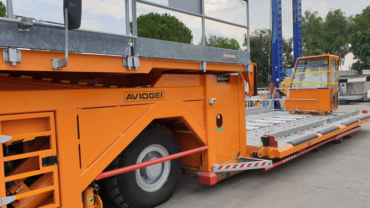 Main Deck Loader Aviogei 20 tons 2PU2000 - Aircraft cargo loader: picture 3 Main Deck Loader Aviogei 20 tons 2PU2000 - Aircraft cargo loader: picture 3