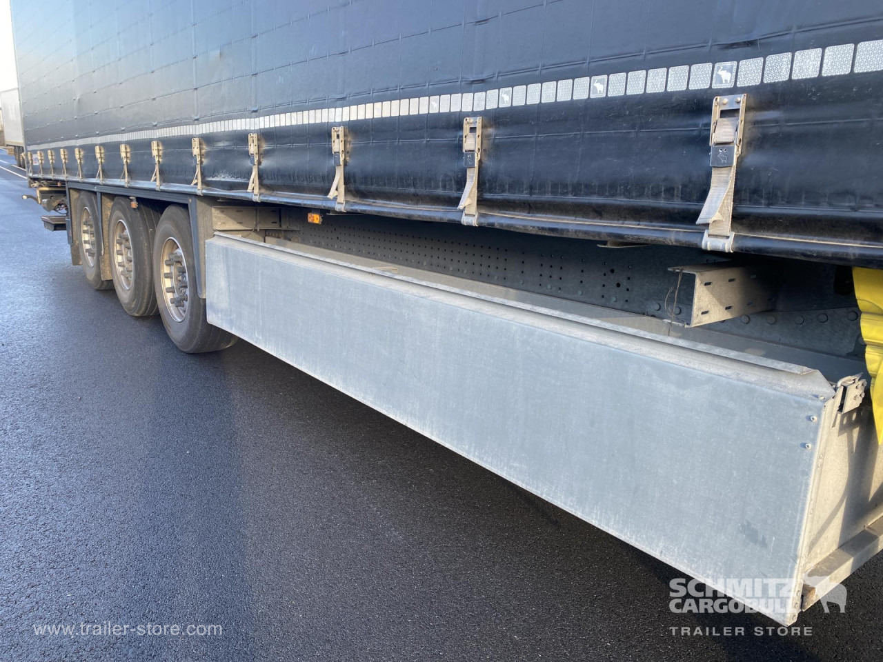 SCHMITZ Curtainsider Standard Taillift - Curtainsider semi-trailer: picture 4 SCHMITZ Curtainsider Standard Taillift - Curtainsider semi-trailer: picture 4