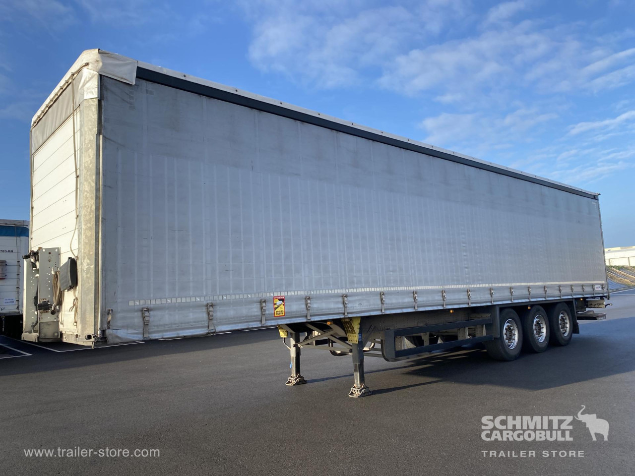 SCHMITZ Curtainsider Standard Taillift - Curtainsider semi-trailer: picture 1 SCHMITZ Curtainsider Standard Taillift - Curtainsider semi-trailer: picture 1
