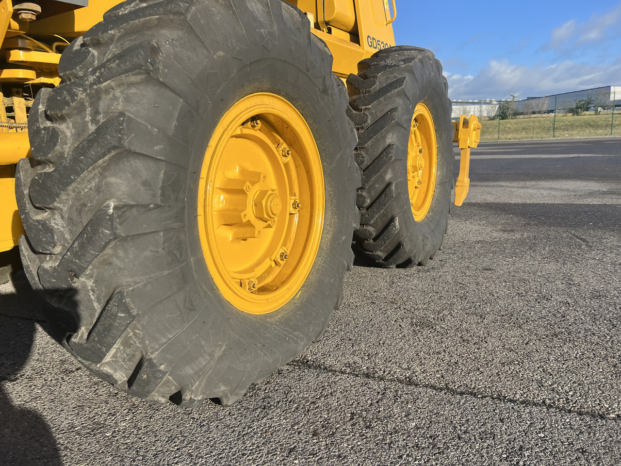 Grader KOMATSU GD530A mit 5-Zahn-Heckaufreisser: picture 7