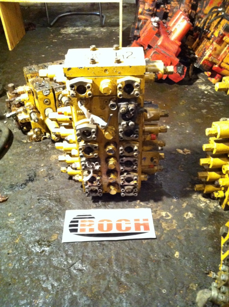 CATERPILLAR M7-1103-01/5M7-22 132-4674 821040-E - 6 SEKCYJNY + 529085 M7-4501-00 1125445 - Hydraulic valve for Excavator: picture 1 CATERPILLAR M7-1103-01/5M7-22 132-4674 821040-E - 6 SEKCYJNY + 529085 M7-4501-00 1125445 - Hydraulic valve for Excavator: picture 1
