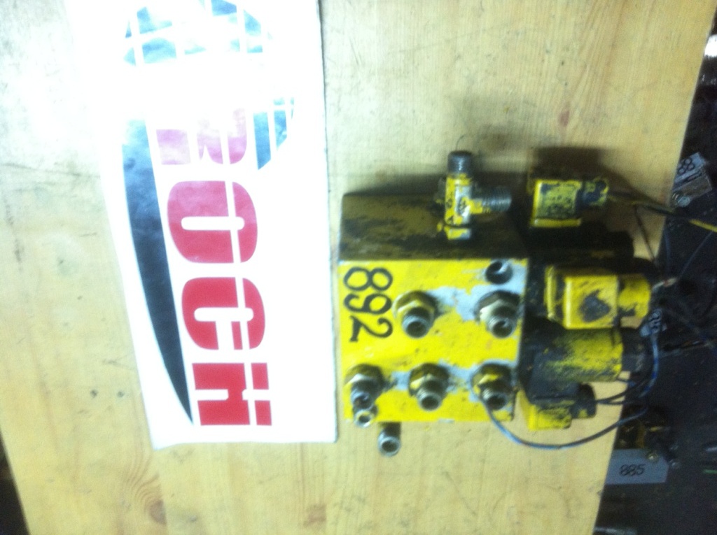 COMATROL 89 01 611 19 + CEWKI 27VDC 26W - Hydraulic valve for Construction machinery: picture 1 COMATROL 89 01 611 19 + CEWKI 27VDC 26W - Hydraulic valve for Construction machinery: picture 1