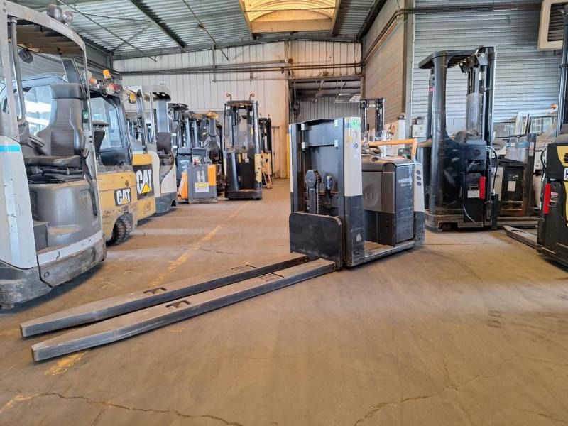 Crown GPC3055-2.0 - Order picker: picture 4 Crown GPC3055-2.0 - Order picker: picture 4