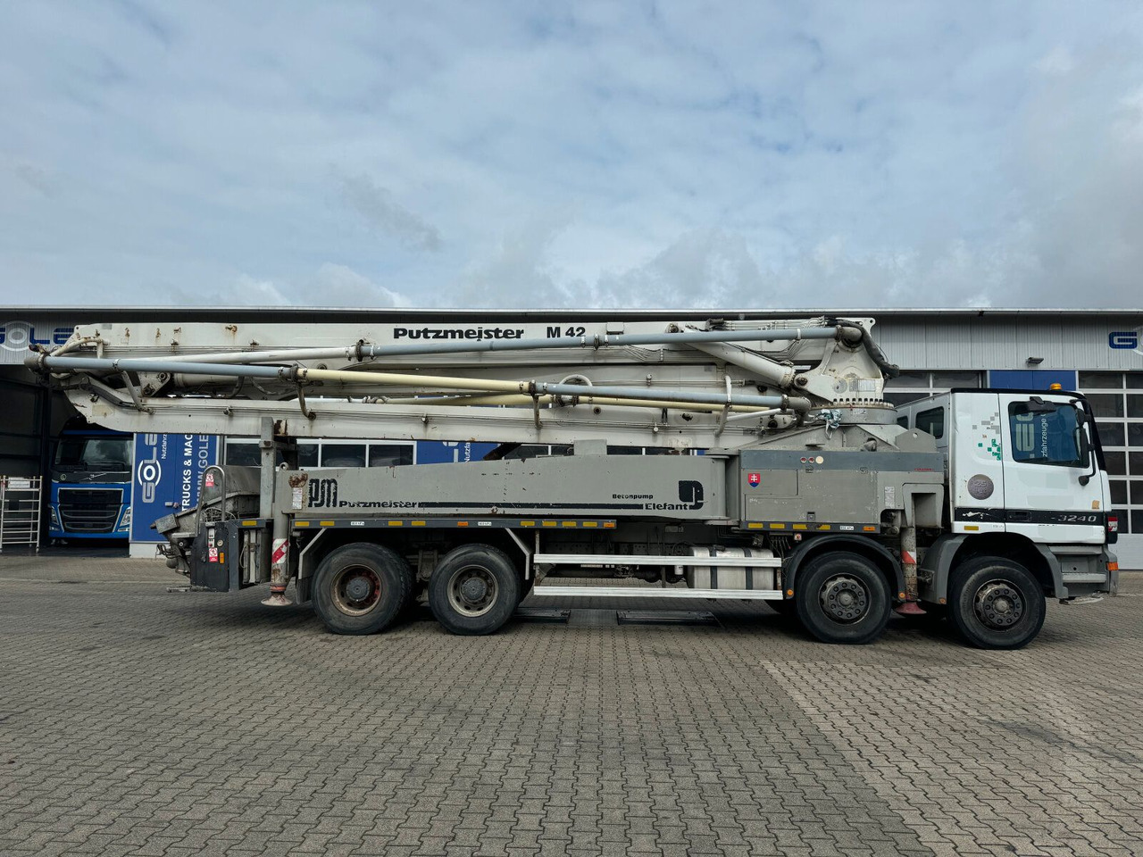 Mercedes-Benz ACTROS 3240 8x4 Betonpumpe PUTZMEISTER BSF 42 M - Concrete pump truck: picture 4 Mercedes-Benz ACTROS 3240 8x4 Betonpumpe PUTZMEISTER BSF 42 M - Concrete pump truck: picture 4