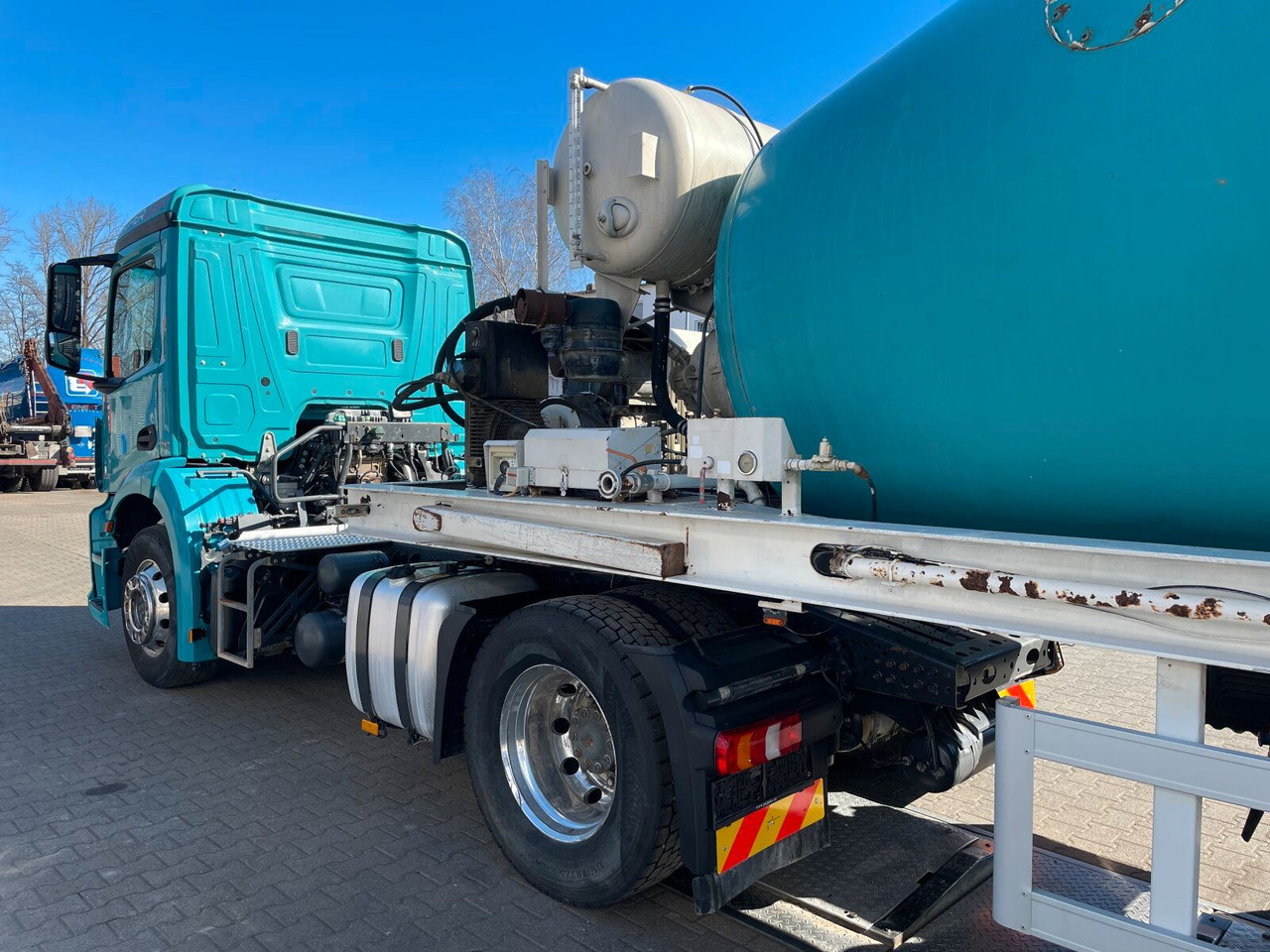 Mercedes-Benz Antos 2136 4x2 SZM Retarder Kipphyd. *Betonaufl. - Tractor unit: picture 4 Mercedes-Benz Antos 2136 4x2 SZM Retarder Kipphyd. *Betonaufl. - Tractor unit: picture 4