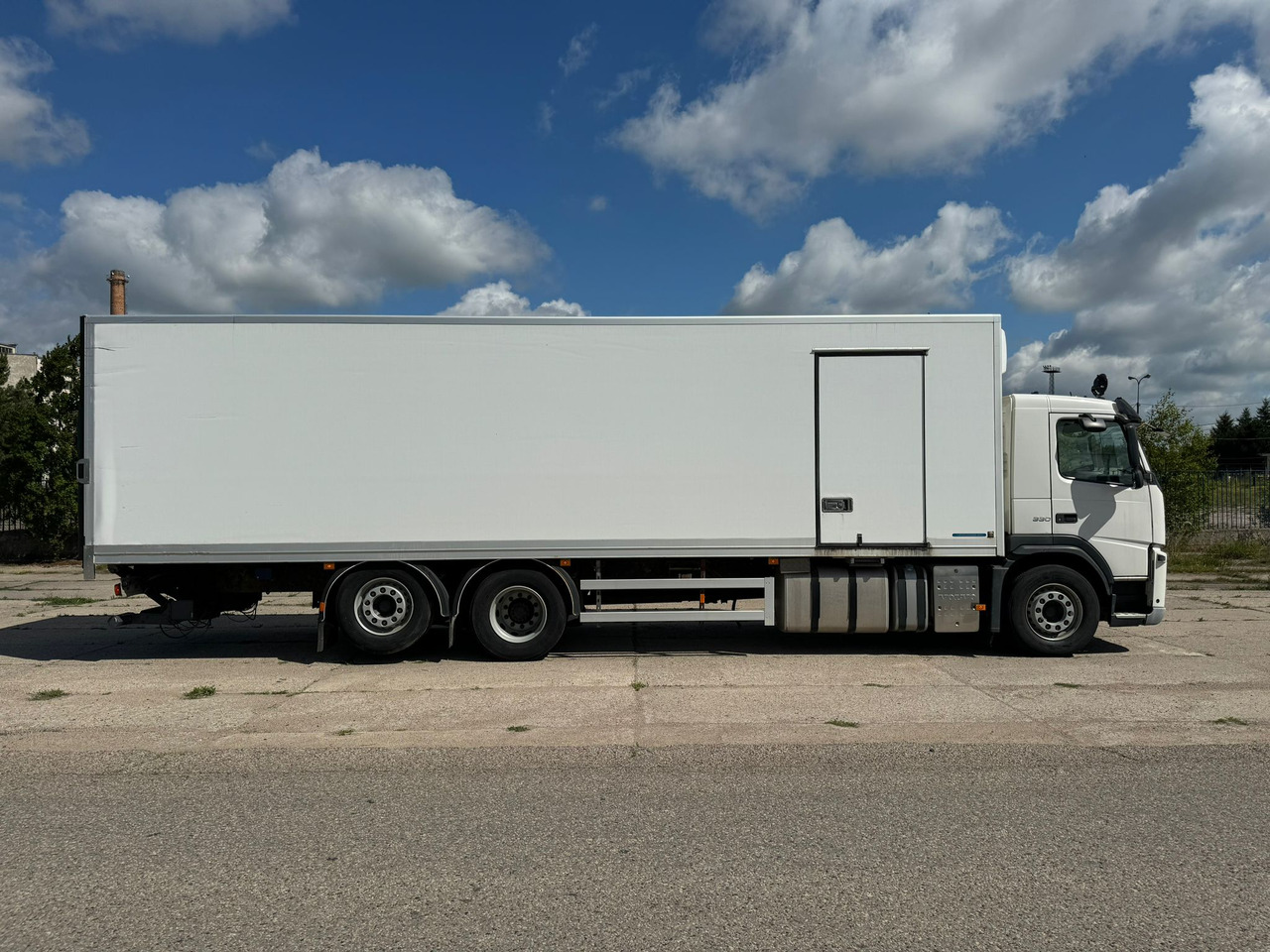 VOLVO FM330 - Refrigerator truck: picture 4 VOLVO FM330 - Refrigerator truck: picture 4