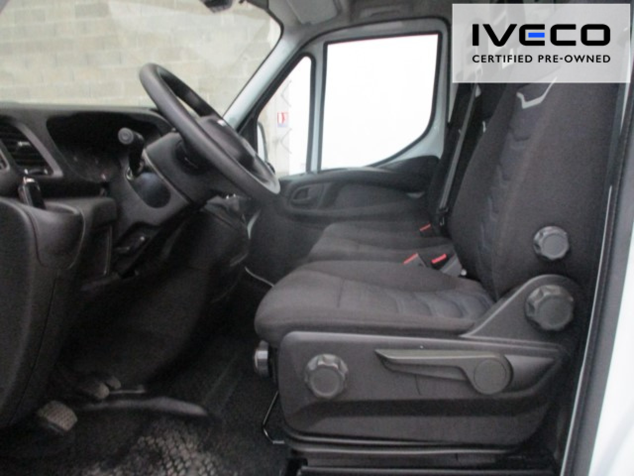 Interior photo 2: IVECO Daily 35C16H Euro6 Klima ZV on lease IVECO Daily 35C16H Euro6 Klima ZV