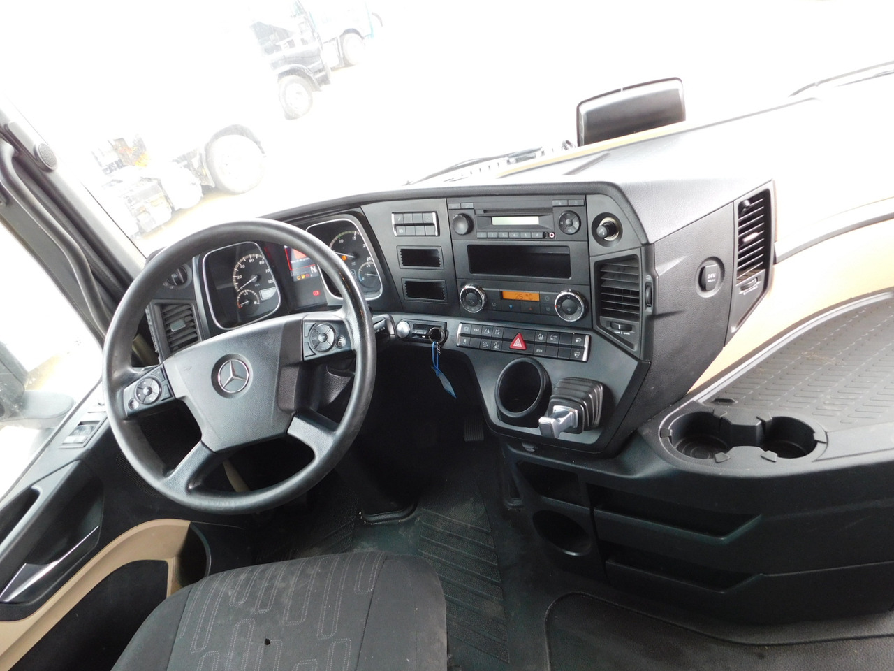 Interior photo 1: Tractor unit Mercedes Actros 1842