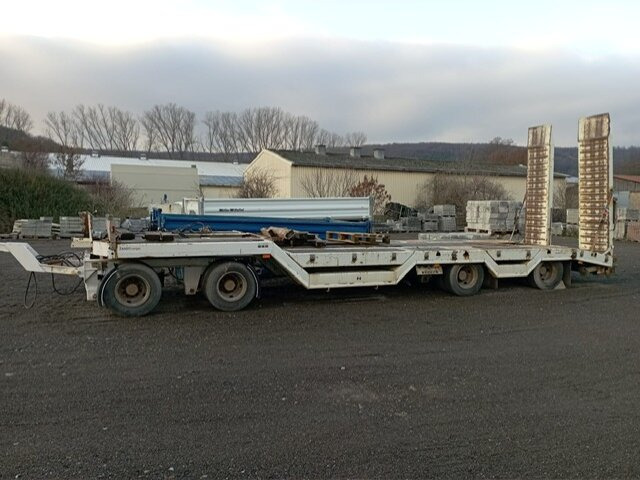 AT 400 AT 400, Verbr. auf 3m, Radmulden, hydr. Rampen - Low loader trailer: picture 2 AT 400 AT 400, Verbr. auf 3m, Radmulden, hydr. Rampen - Low loader trailer: picture 2