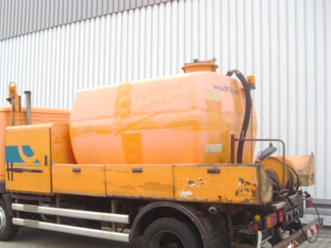 DA22, 5.000 ltr. Tank mit Pumpe Spülaufbau DA22, 5.000 ltr. Tank mit Pumpe - Storage tank: picture 3 DA22, 5.000 ltr. Tank mit Pumpe Spülaufbau DA22, 5.000 ltr. Tank mit Pumpe - Storage tank: picture 3
