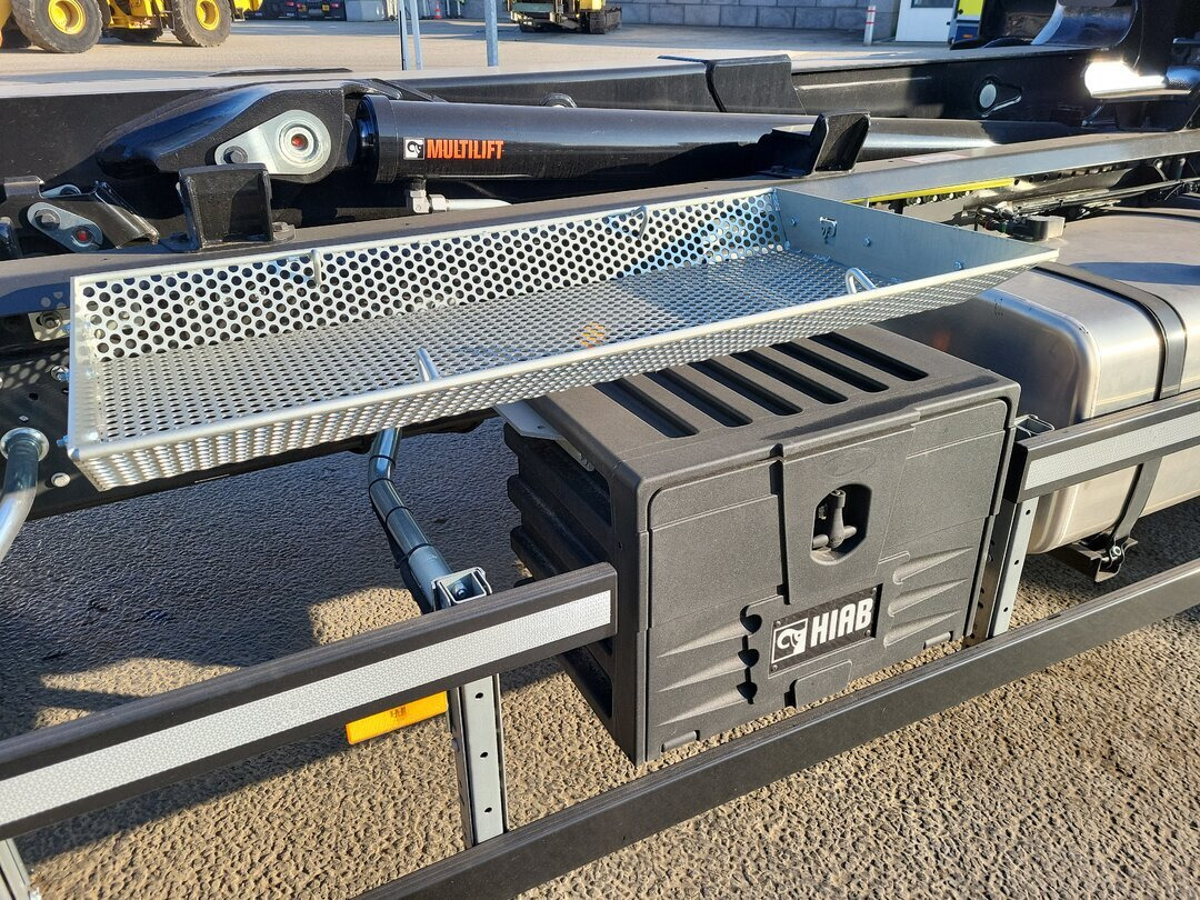 Euro Cargo 180E320 4x2 Euro Cargo 180E320 4x2, HIAB Abroller - Hook lift truck: picture 5 Euro Cargo 180E320 4x2 Euro Cargo 180E320 4x2, HIAB Abroller - Hook lift truck: picture 5