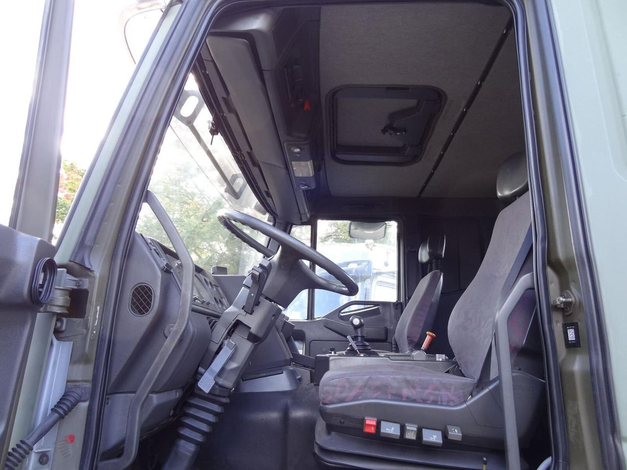 Hook lift truck EuroTrakker 260E44W 6X6 EuroTrakker 260E44W 6X6, Retarder, ADR: picture 6