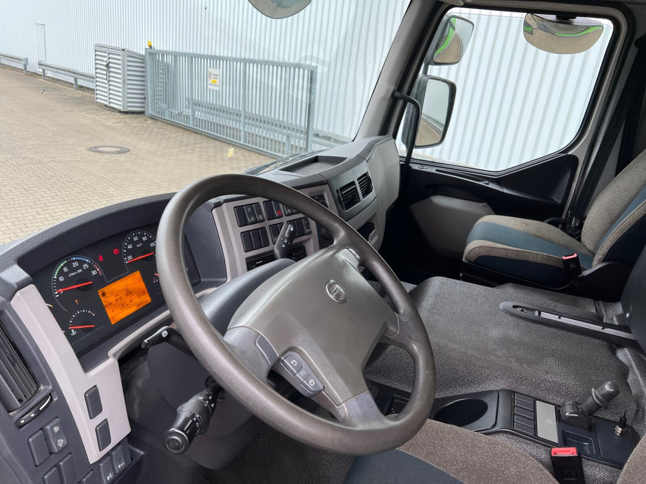 FE 320 4x2 FE 320 4x2 mit Zepro LBW - Box truck: picture 3 FE 320 4x2 FE 320 4x2 mit Zepro LBW - Box truck: picture 3
