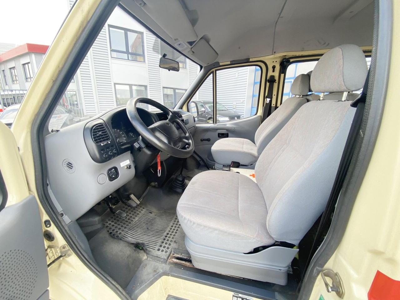 Interior photo 1: Ford Transit 2.5 4x2 Transit 2.5 4x2, Personentransporter, 8 Sitze on lease Ford Transit 2.5 4x2 Transit 2.5 4x2, Personentransporter, 8 Sitze