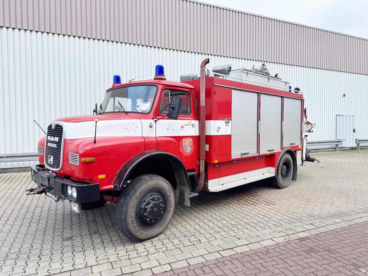 MAN 16.168 HAK 4x4 16.168 HAK 4x4, Seilwinde, Heckkran Hiab 650/1 - Ambulance: picture 1 MAN 16.168 HAK 4x4 16.168 HAK 4x4, Seilwinde, Heckkran Hiab 650/1 - Ambulance: picture 1