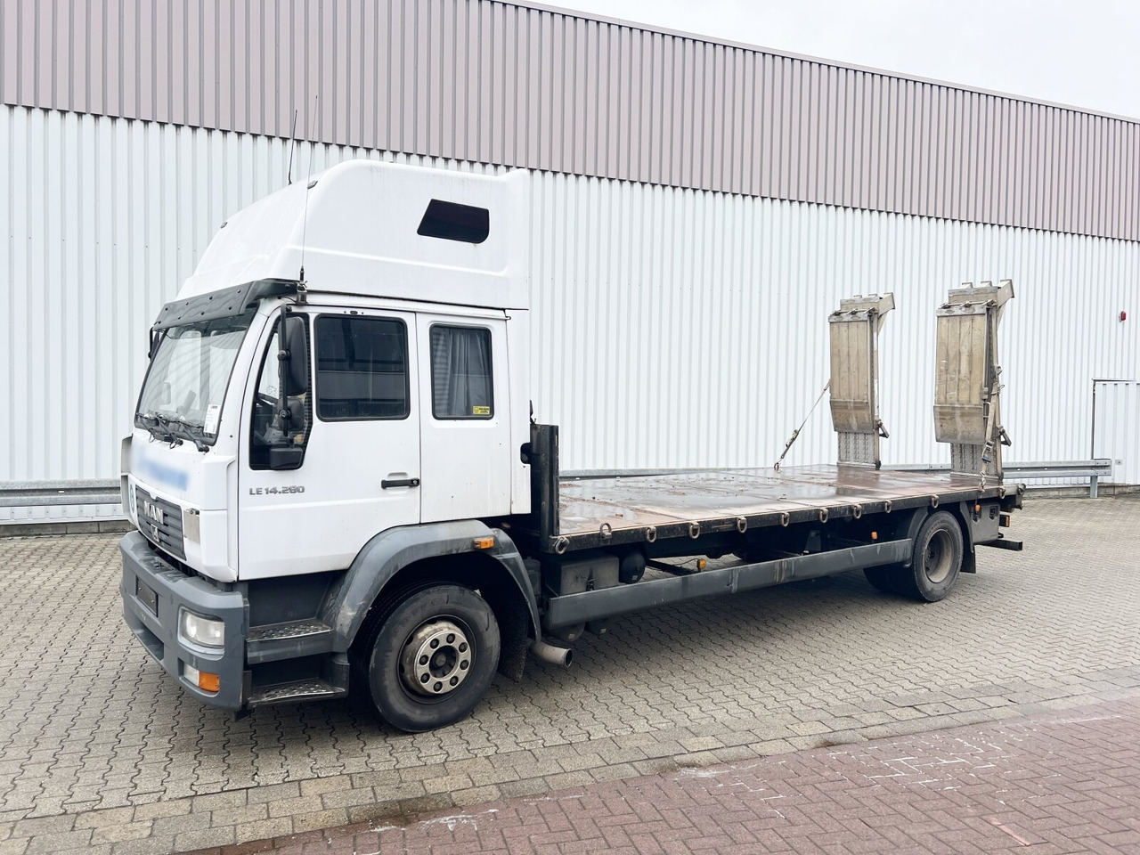 MAN LE 14.280 4x2 L LE 14.280 4x2 L, Maschinentransporter, 2x AHK - Dropside/ Flatbed truck: picture 1 MAN LE 14.280 4x2 L LE 14.280 4x2 L, Maschinentransporter, 2x AHK - Dropside/ Flatbed truck: picture 1