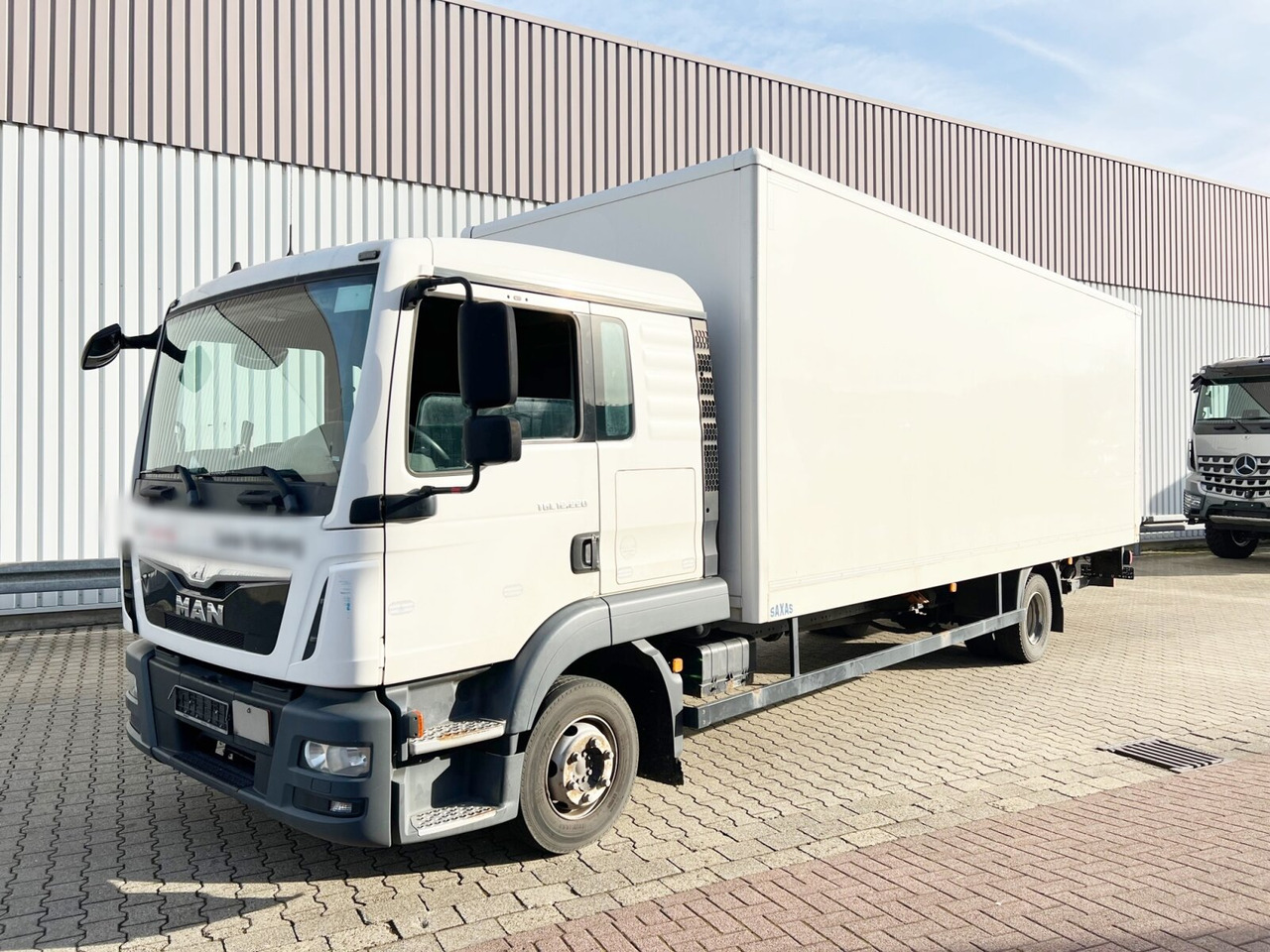 MAN TGL 12.220 4X2 BL TGL 12.220 4X2 BL mit Dhollandia LBW - Box truck: picture 1 MAN TGL 12.220 4X2 BL TGL 12.220 4X2 BL mit Dhollandia LBW - Box truck: picture 1