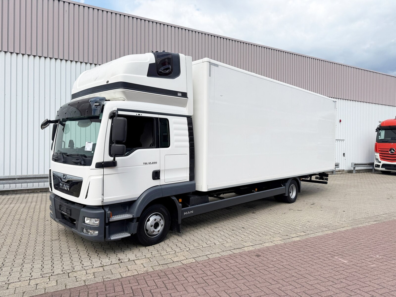 MAN TGL 12.220 4x2 BL TGL 12.220 4x2 BL, TopSleeper, Navi - Box truck: picture 1 MAN TGL 12.220 4x2 BL TGL 12.220 4x2 BL, TopSleeper, Navi - Box truck: picture 1