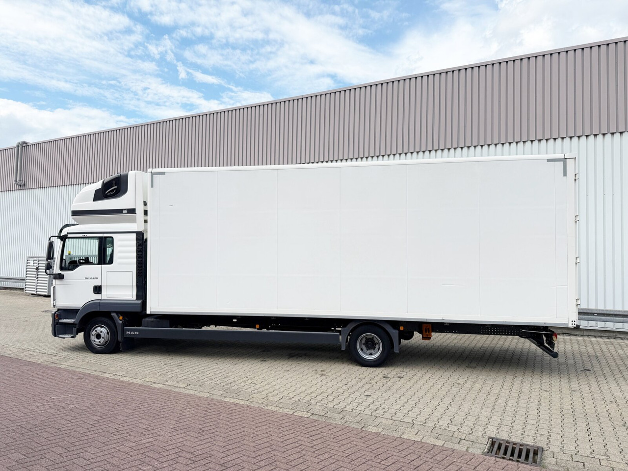 MAN TGL 12.220 4x2 BL TGL 12.220 4x2 BL, TopSleeper, Navi - Box truck: picture 2 MAN TGL 12.220 4x2 BL TGL 12.220 4x2 BL, TopSleeper, Navi - Box truck: picture 2
