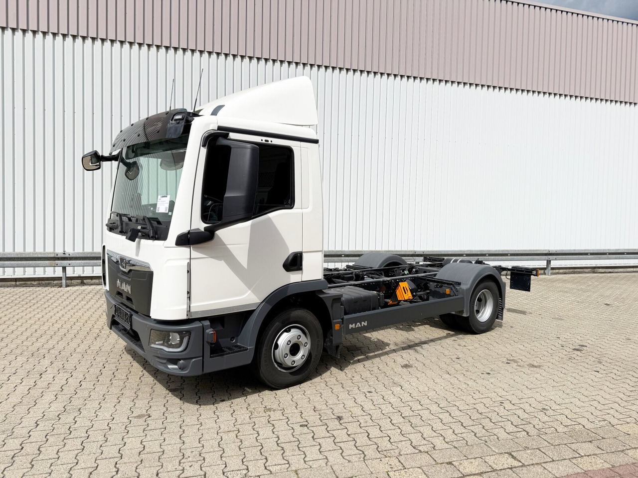 MAN TGL 12.250 4x2 BL CH TGL 12.250 4x2 BL CH, 6-Zylinder - Cab chassis truck: picture 1 MAN TGL 12.250 4x2 BL CH TGL 12.250 4x2 BL CH, 6-Zylinder - Cab chassis truck: picture 1