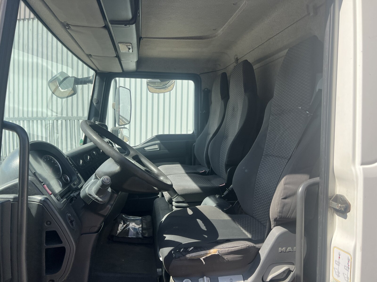 Interior photo 1: Dropside/ Flatbed truck MAN TGL 7.150 4x2 BB TGL 7.150 4x2 BB mit LBW BÄR