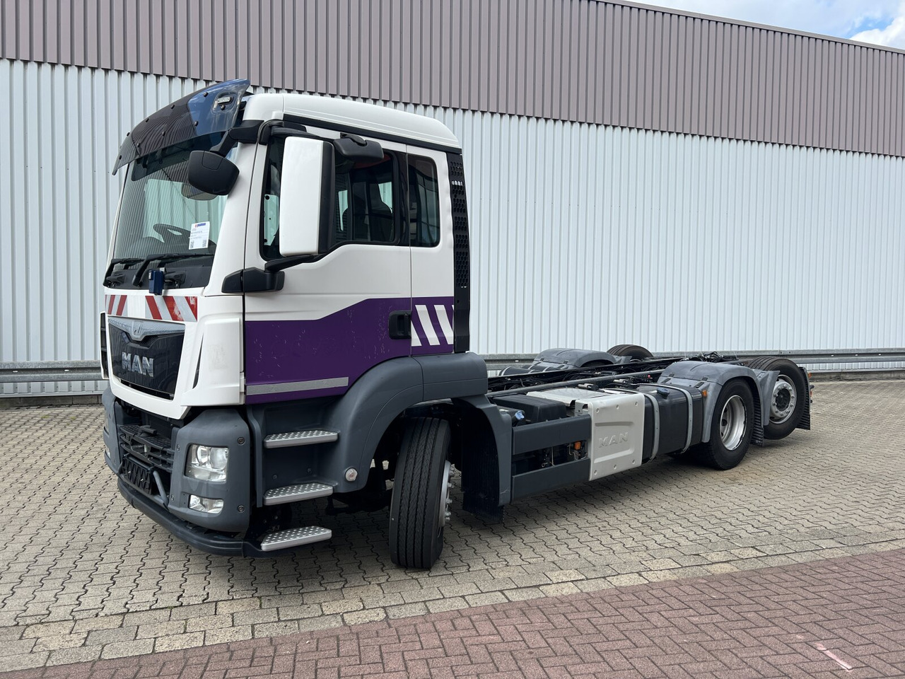 MAN TGS 26.320 6X2-4 BL TGS 26.320 6X2-4 BL, Lenk-/Liftachse, Rechtslenker, Export Only! - Cab chassis truck: picture 1 MAN TGS 26.320 6X2-4 BL TGS 26.320 6X2-4 BL, Lenk-/Liftachse, Rechtslenker, Export Only! - Cab chassis truck: picture 1