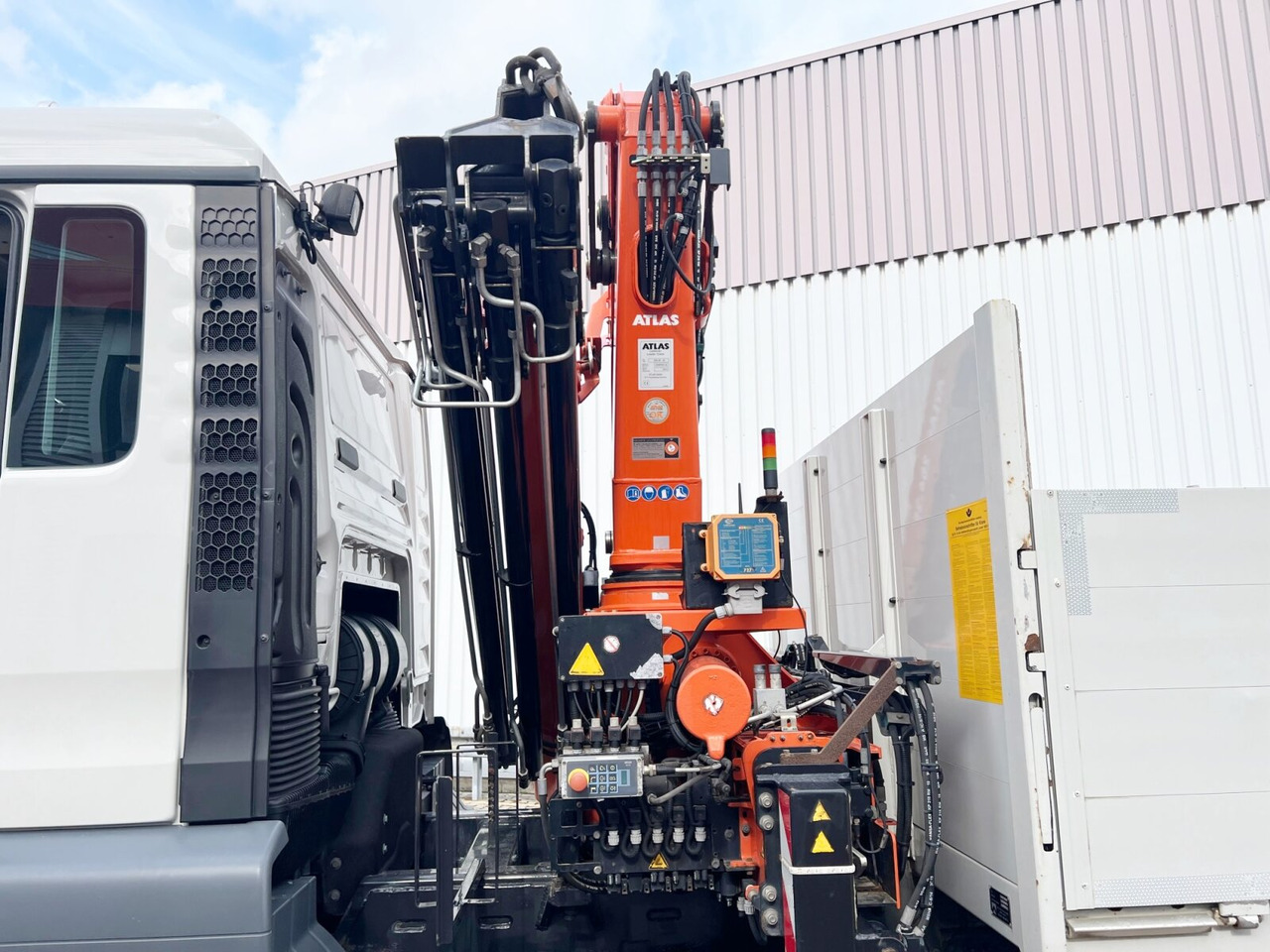 Crane truck, Dropside/ Flatbed truck MAN TGS 26.360/400 6x2-4 BL TGS 26.360/400 6x2-4 BL, Lenk-/Lift, Kran Atlas AK 206.3E A5, Funk: picture 14