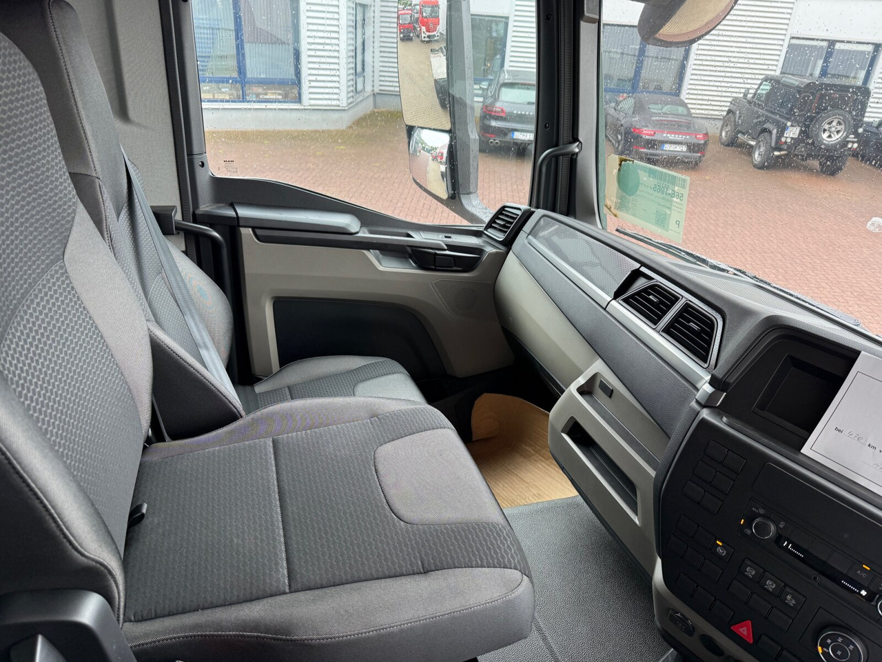 MAN TGS 33.440 6x6 BB CH RHD TGS 33.440 6x6 BB CH RHD, Euro2, Rechtslenker, Einzelbereifung - Cab chassis truck: picture 5 MAN TGS 33.440 6x6 BB CH RHD TGS 33.440 6x6 BB CH RHD, Euro2, Rechtslenker, Einzelbereifung - Cab chassis truck: picture 5