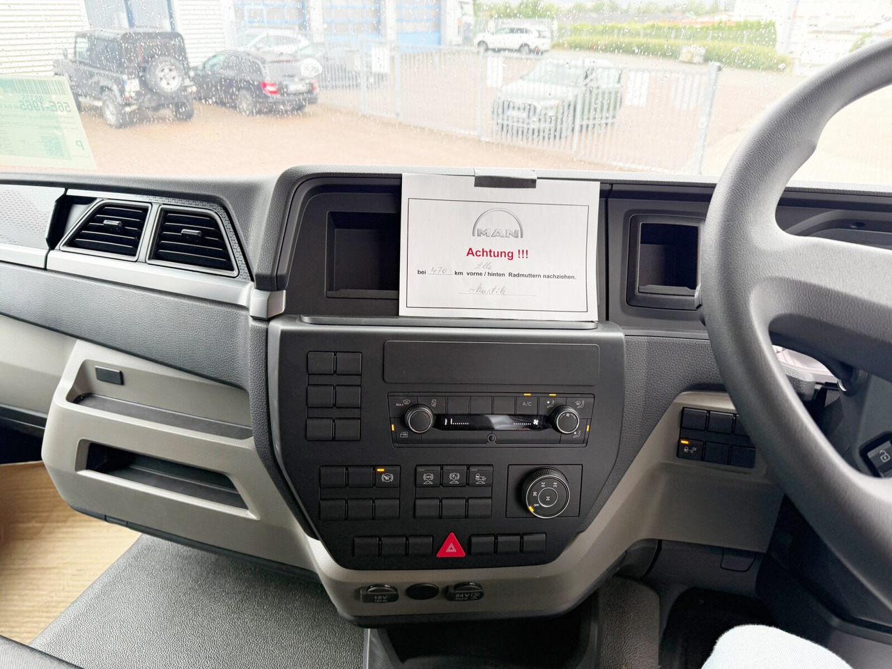 MAN TGS 33.440 6x6 BB CH RHD TGS 33.440 6x6 BB CH RHD, Euro2, Rechtslenker, Einzelbereifung - Cab chassis truck: picture 3 MAN TGS 33.440 6x6 BB CH RHD TGS 33.440 6x6 BB CH RHD, Euro2, Rechtslenker, Einzelbereifung - Cab chassis truck: picture 3