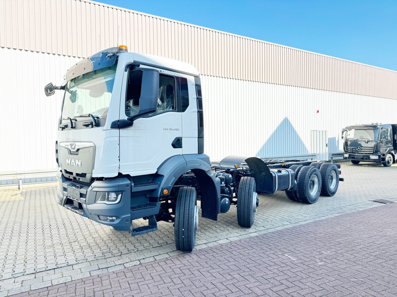 MAN TGS 35.480 8x6H BL CH TGS 35.480 8x6H BL CH, HydroDrive, Navi, Nebenantrieb - Cab chassis truck: picture 1 MAN TGS 35.480 8x6H BL CH TGS 35.480 8x6H BL CH, HydroDrive, Navi, Nebenantrieb - Cab chassis truck: picture 1