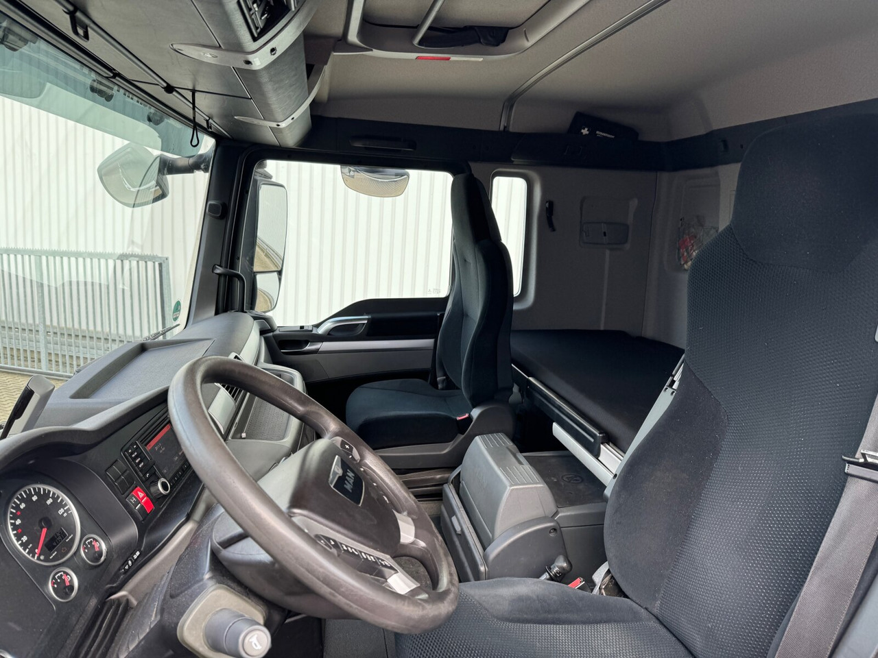 MAN TGX 26.440 6X2-4 LL TGX 26.440 6X2-4 LL, Lift-/Lenkachse - Cab chassis truck: picture 3 MAN TGX 26.440 6X2-4 LL TGX 26.440 6X2-4 LL, Lift-/Lenkachse - Cab chassis truck: picture 3