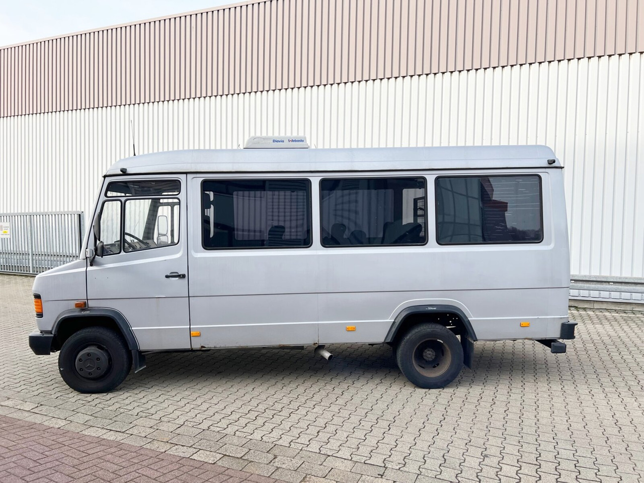 Mercedes-Benz 711 D-KA 4x2 711 D-KA 4x2, Standklima, 11-Sitze, 2 x on stock - Minibus, Passenger van: picture 2 Mercedes-Benz 711 D-KA 4x2 711 D-KA 4x2, Standklima, 11-Sitze, 2 x on stock - Minibus, Passenger van: picture 2