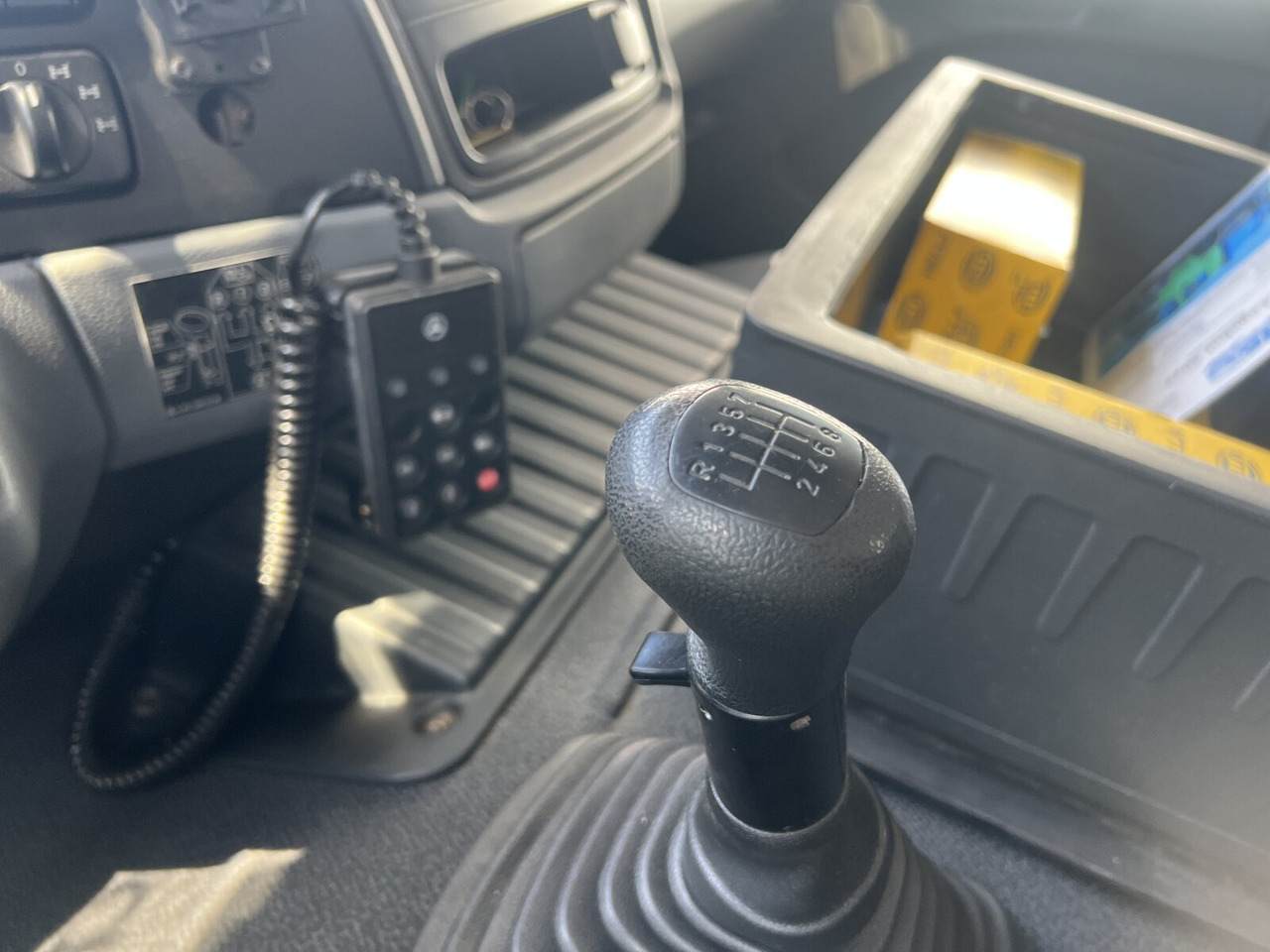 Mercedes-Benz Actros 2032 LA 4x4 Actros 2032 LA 4x4/ Rdstand 3.600 mm - Cab chassis truck: picture 4 Mercedes-Benz Actros 2032 LA 4x4 Actros 2032 LA 4x4/ Rdstand 3.600 mm - Cab chassis truck: picture 4