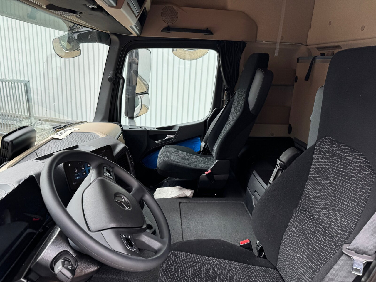 Mercedes-Benz Actros 2545 L 6x2 Actros 2545 L 6x2, Lenk-/Liftachse, StreamSpace, MultimediaCockpit - Cab chassis truck: picture 2 Mercedes-Benz Actros 2545 L 6x2 Actros 2545 L 6x2, Lenk-/Liftachse, StreamSpace, MultimediaCockpit - Cab chassis truck: picture 2