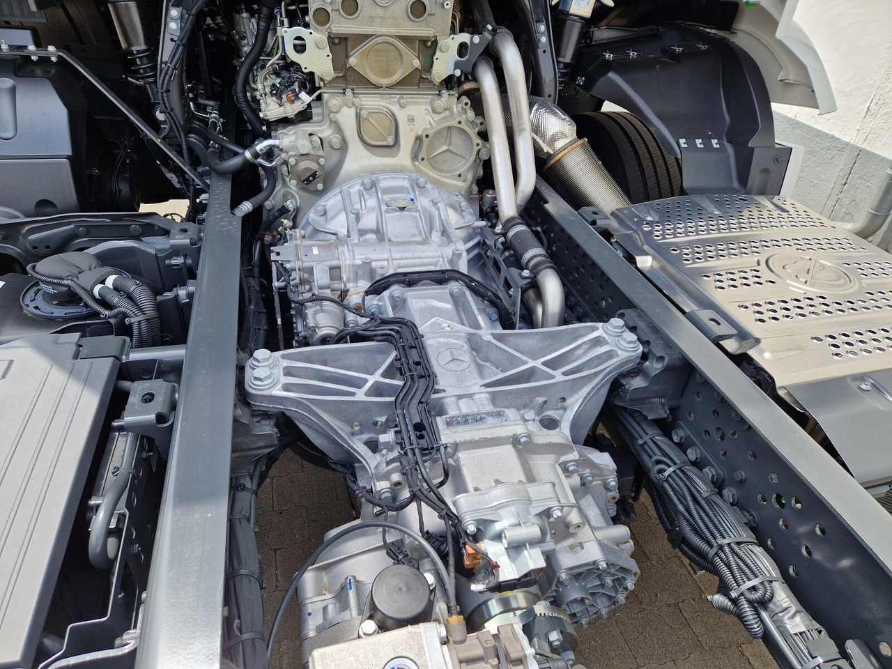 Mercedes-Benz Actros 2553 LL 6x2 Actros 2553 LL 6x2/46, Retarder, Liftachse, MultimediaCockpit, LED, Navi - Hook lift truck: picture 2 Mercedes-Benz Actros 2553 LL 6x2 Actros 2553 LL 6x2/46, Retarder, Liftachse, MultimediaCockpit, LED, Navi - Hook lift truck: picture 2