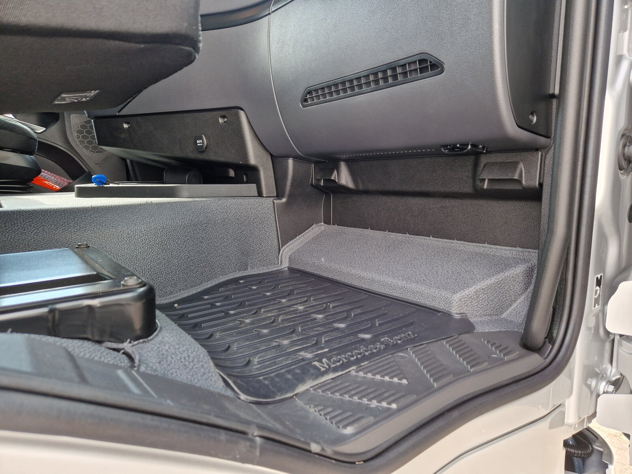 Mercedes-Benz Actros 2553 LL 6x2 Actros 2553 LL 6x2/46, Retarder, Liftachse, MultimediaCockpit, LED, Navi - Hook lift truck: picture 4 Mercedes-Benz Actros 2553 LL 6x2 Actros 2553 LL 6x2/46, Retarder, Liftachse, MultimediaCockpit, LED, Navi - Hook lift truck: picture 4