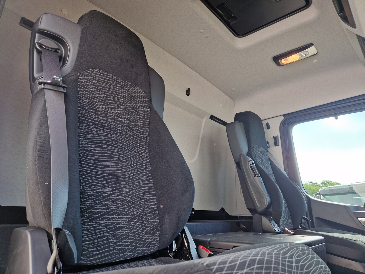 Mercedes-Benz Actros 2553 LL 6x2 Actros 2553 LL 6x2/46, Retarder, Liftachse, MultimediaCockpit, LED, Navi - Hook lift truck: picture 5 Mercedes-Benz Actros 2553 LL 6x2 Actros 2553 LL 6x2/46, Retarder, Liftachse, MultimediaCockpit, LED, Navi - Hook lift truck: picture 5