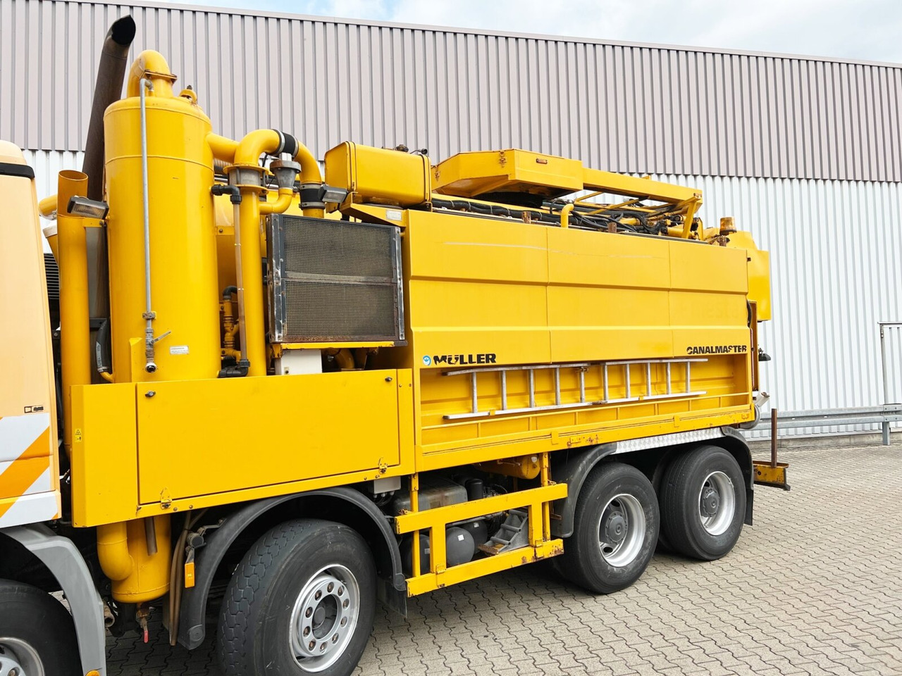 Mercedes-Benz Actros 3243 K 8x4/4 Actros 3243 K 8x4/4, Müller Saug- und Spülwagen ca. 17m³, Rechtslenker - Vacuum truck: picture 5 Mercedes-Benz Actros 3243 K 8x4/4 Actros 3243 K 8x4/4, Müller Saug- und Spülwagen ca. 17m³, Rechtslenker - Vacuum truck: picture 5