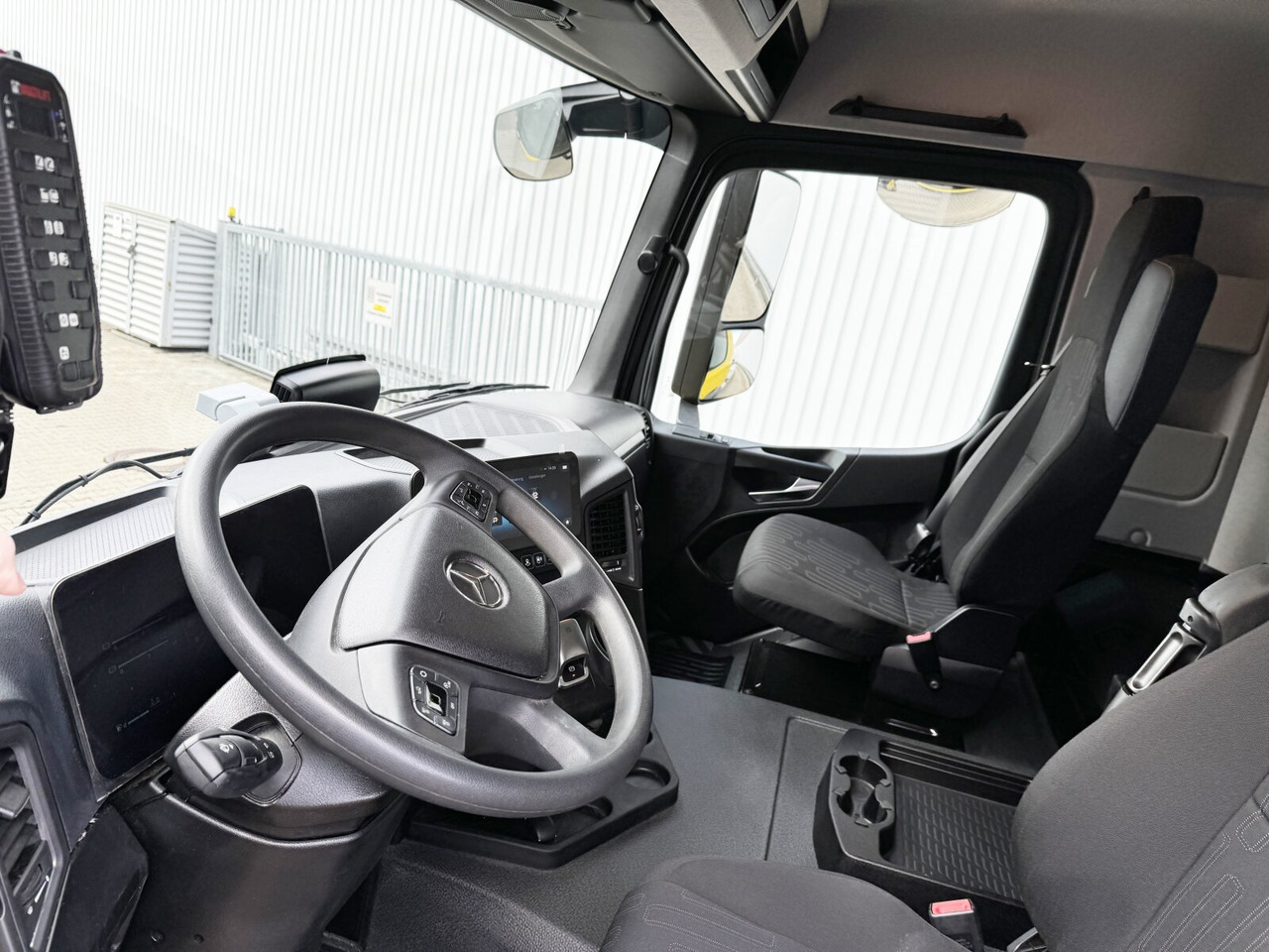 Mercedes-Benz Arocs 2642 L 6x2 Arocs 2642 L 6x2/42, Liftachse, Hiab 21S56 bis 6.5m Container - Hook lift truck: picture 3 Mercedes-Benz Arocs 2642 L 6x2 Arocs 2642 L 6x2/42, Liftachse, Hiab 21S56 bis 6.5m Container - Hook lift truck: picture 3
