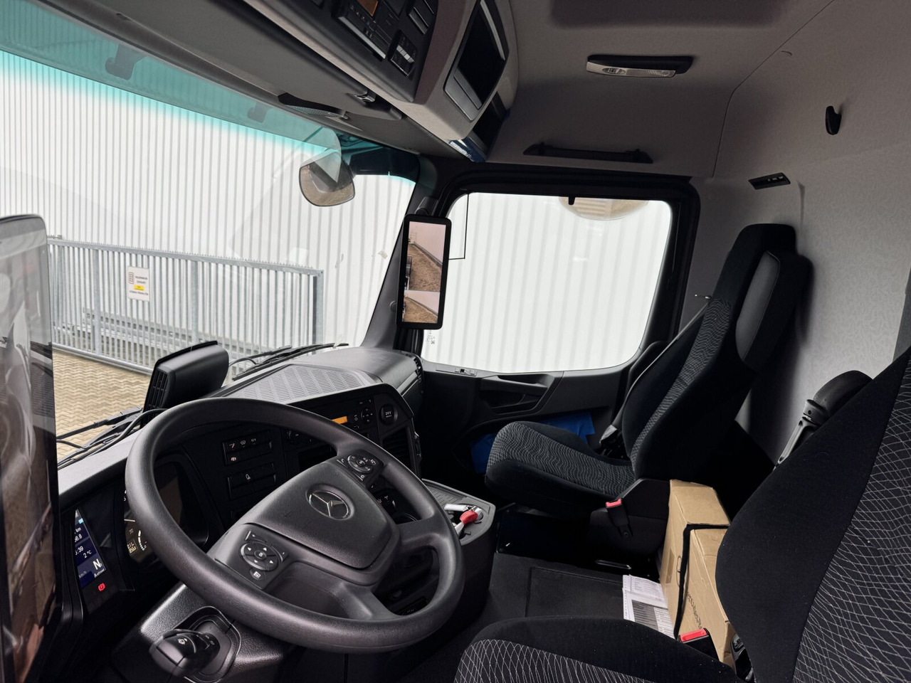 Mercedes-Benz Arocs 2651 L 6x6 Arocs 2651 L 6x6, HydroDrive, MirrorCam, Massage-Sitz, Motorabtrieb - Cab chassis truck: picture 3 Mercedes-Benz Arocs 2651 L 6x6 Arocs 2651 L 6x6, HydroDrive, MirrorCam, Massage-Sitz, Motorabtrieb - Cab chassis truck: picture 3