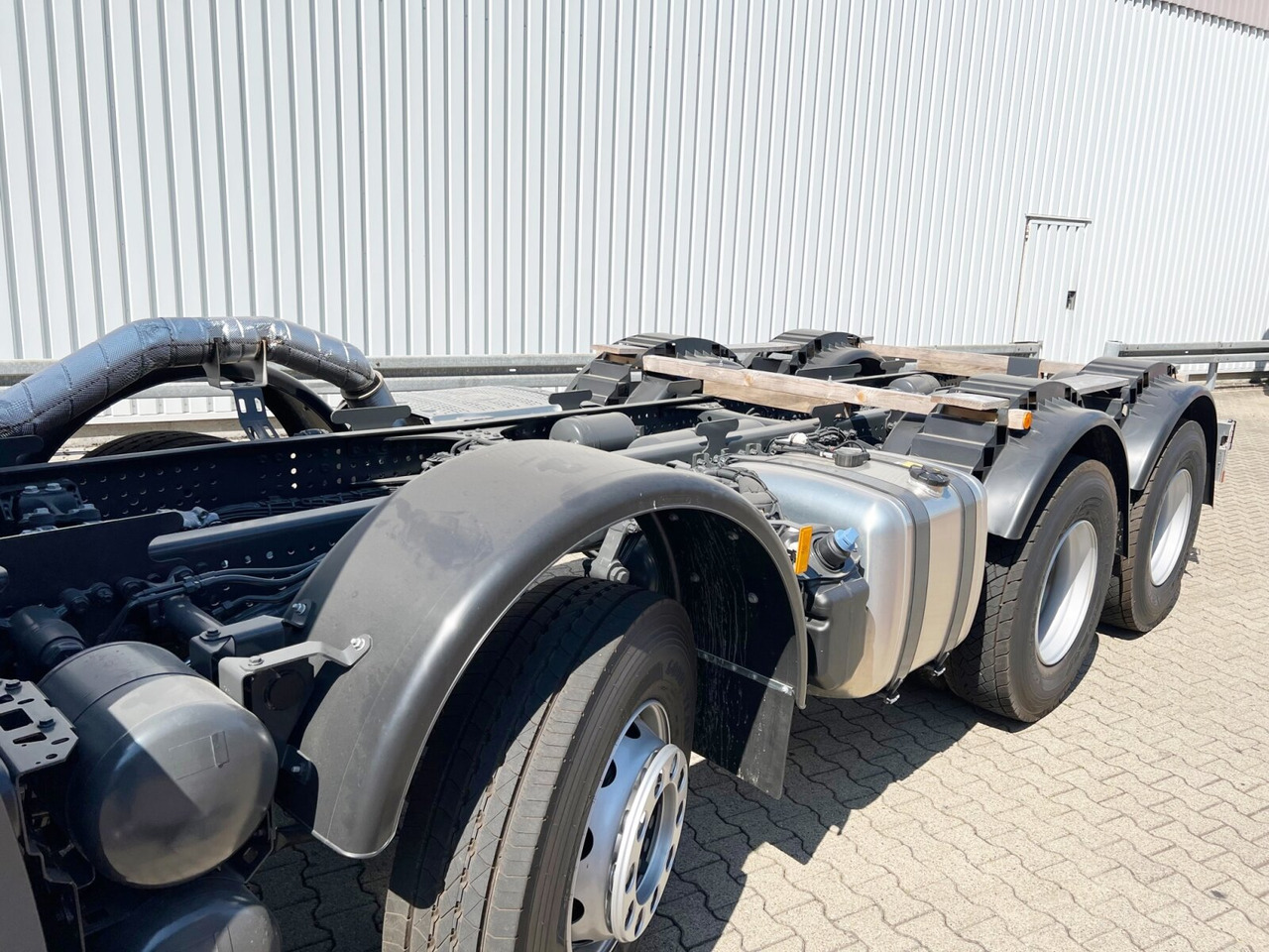 Mercedes-Benz Arocs 3240 8x4 Arocs 3240 8x4 - Cab chassis truck: picture 2 Mercedes-Benz Arocs 3240 8x4 Arocs 3240 8x4 - Cab chassis truck: picture 2