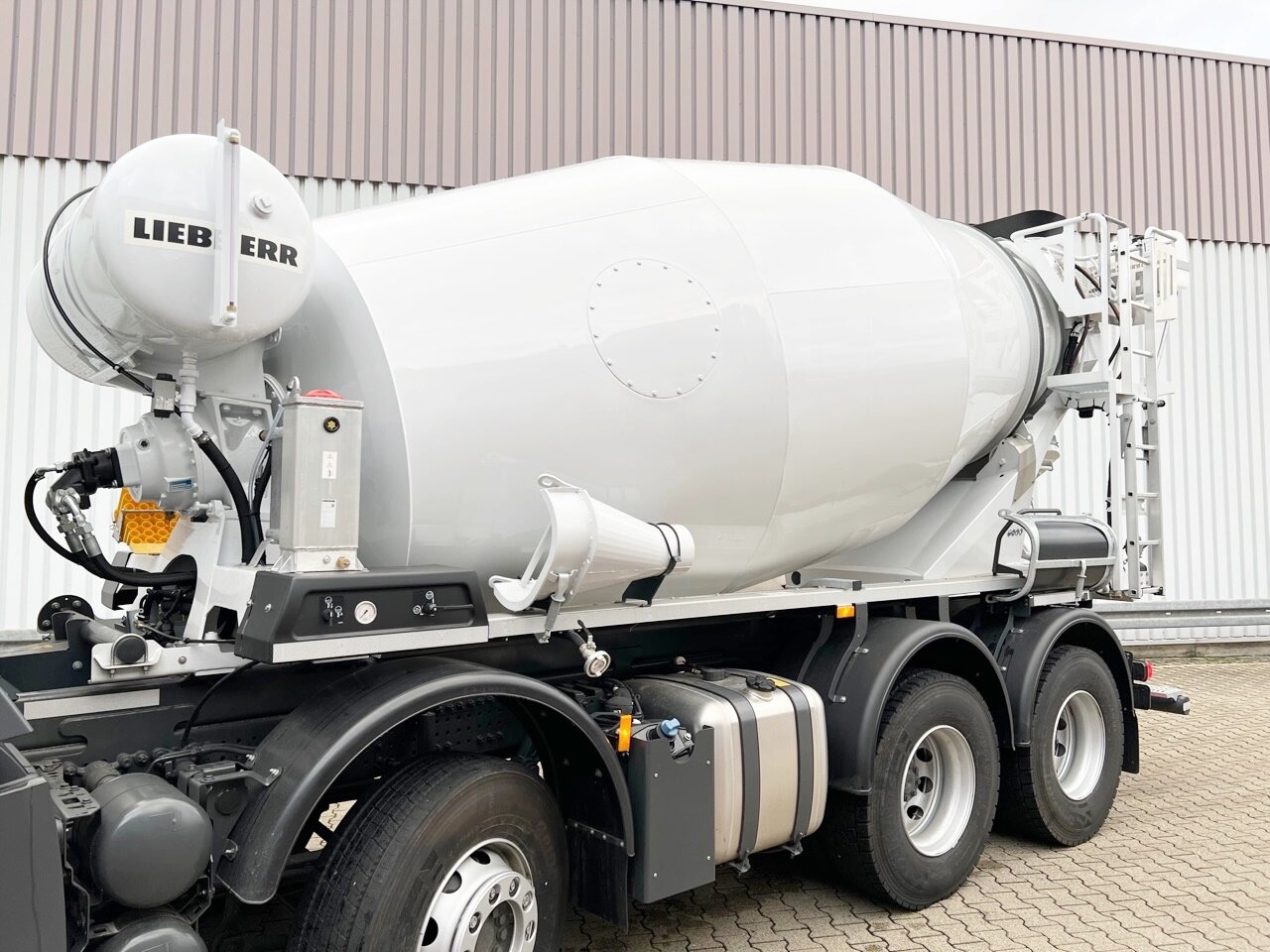 Mercedes-Benz Arocs 3240 B 8x4/4 Arocs 3240 B 8x4/4, Liebherr HTM 905 Mischer ca. 9m³, Multimedia Cockpit, Navi - Concrete mixer truck: picture 3 Mercedes-Benz Arocs 3240 B 8x4/4 Arocs 3240 B 8x4/4, Liebherr HTM 905 Mischer ca. 9m³, Multimedia Cockpit, Navi - Concrete mixer truck: picture 3